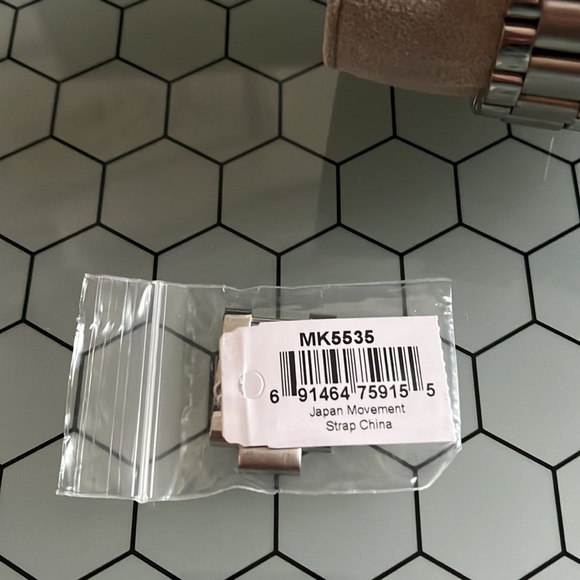 Oversized Silver-Tone Watch with extra links - Picture 2 of 3